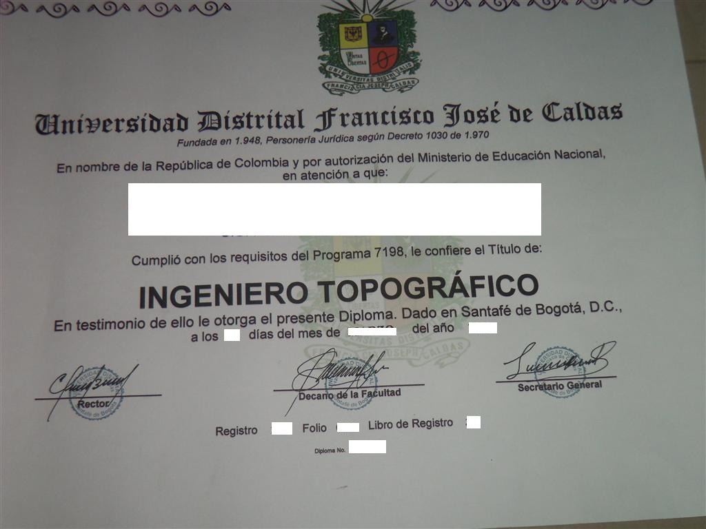 Estudiantes universitarios en Bogotá con diplomas y documentos académicos relacionados con certificación y trámites universitarios
